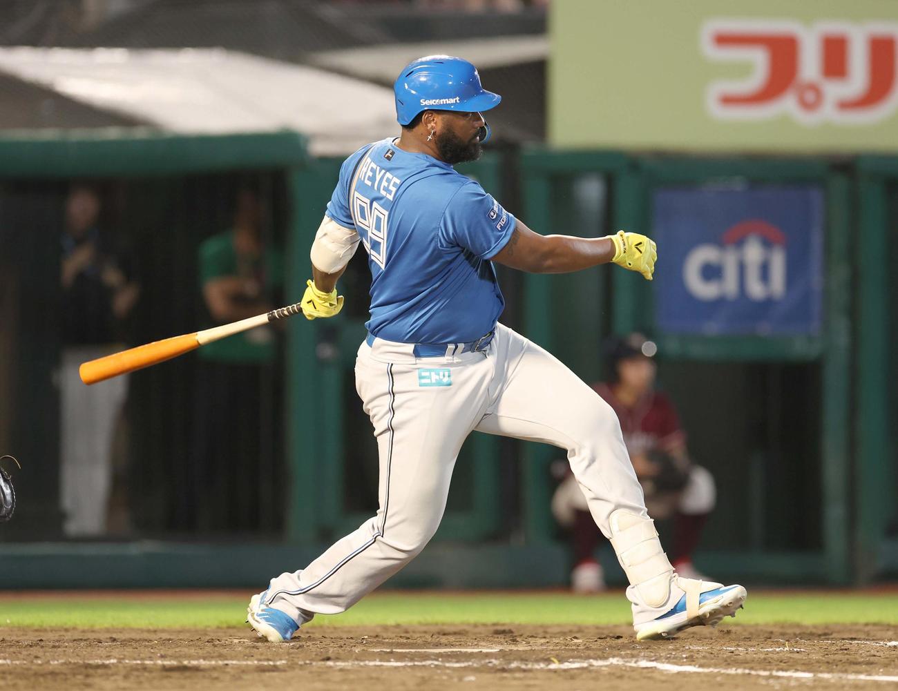 楽天対日本ハム　3回表日本ハム2死一、二塁、左前適時打を放つレイエス（撮影・黒川智章）