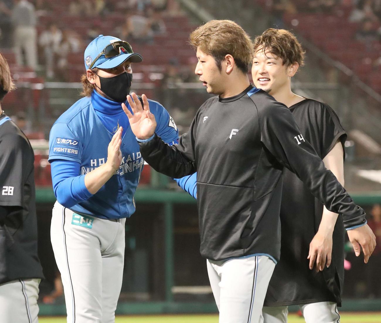 楽天対日本ハム　試合後、加藤貴を出迎える新庄監督（撮影・黒川智章）