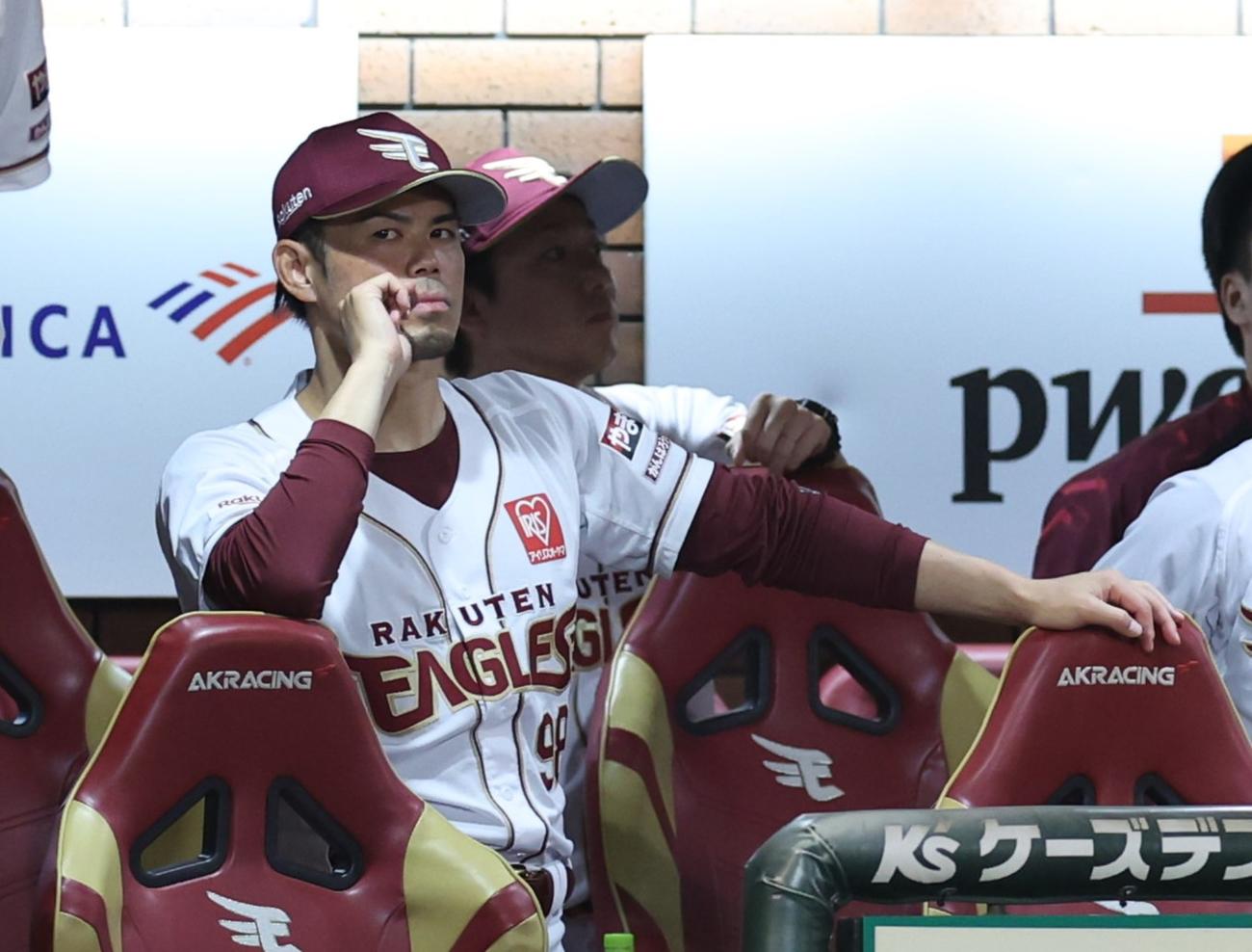 楽天対日本ハム　試合を見つめる今江監督（撮影・黒川智章）