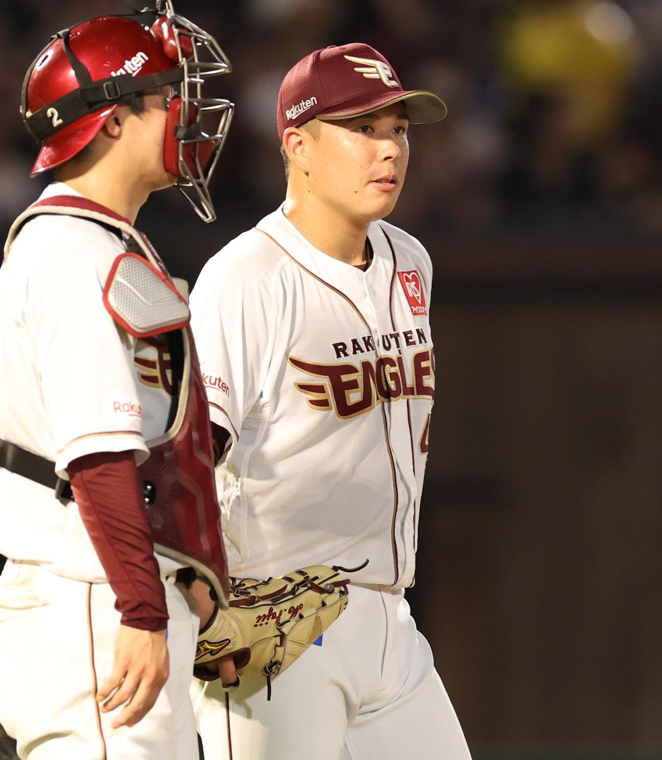 楽天対日本ハム　4回途中降板する藤井（撮影・黒川智章）