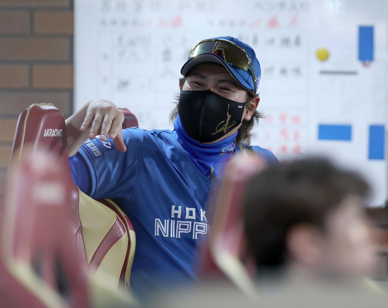 楽天対日本ハム　ベンチで笑顔の新庄剛志監督（撮影・黒川智章）