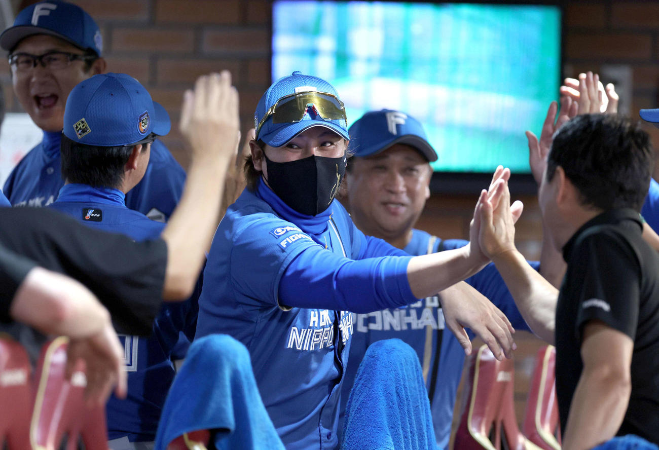 楽天対日本ハム　試合後、スタッフ、コーチ陣とハイタッチする新庄監督（撮影・黒川智章）