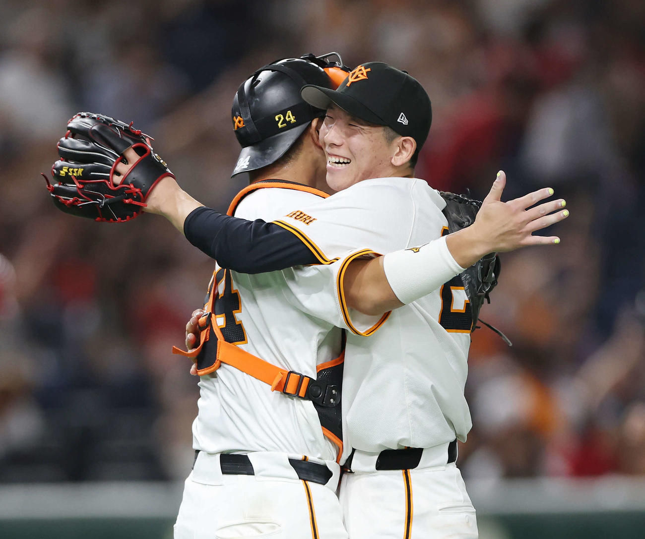 巨人対広島　完封勝利し巨人大城卓（左）と喜ぶ戸郷（撮影・宮地輝）