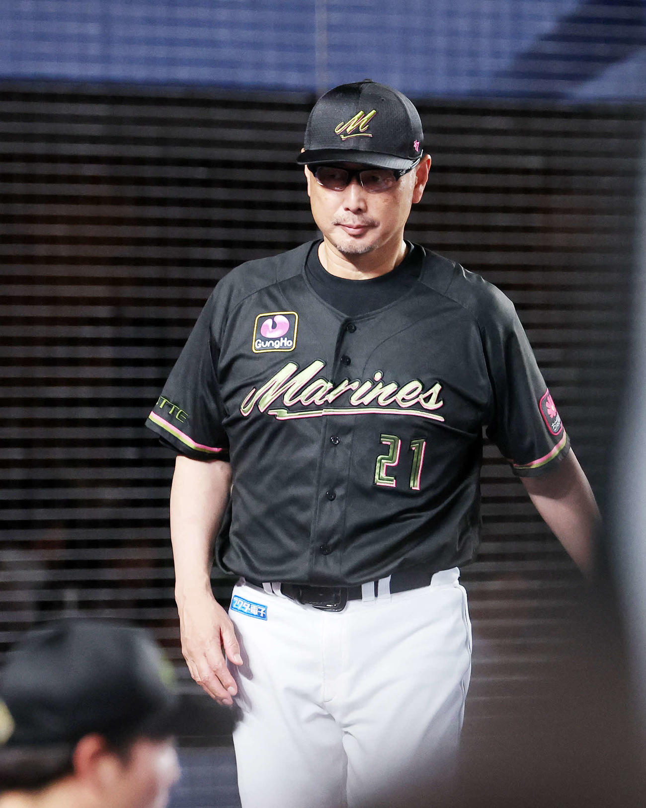 ロッテ対ソフトバンク　9回表、投手交代を告げベンチに引き揚げるロッテ吉井監督（撮影・鈴木正人）