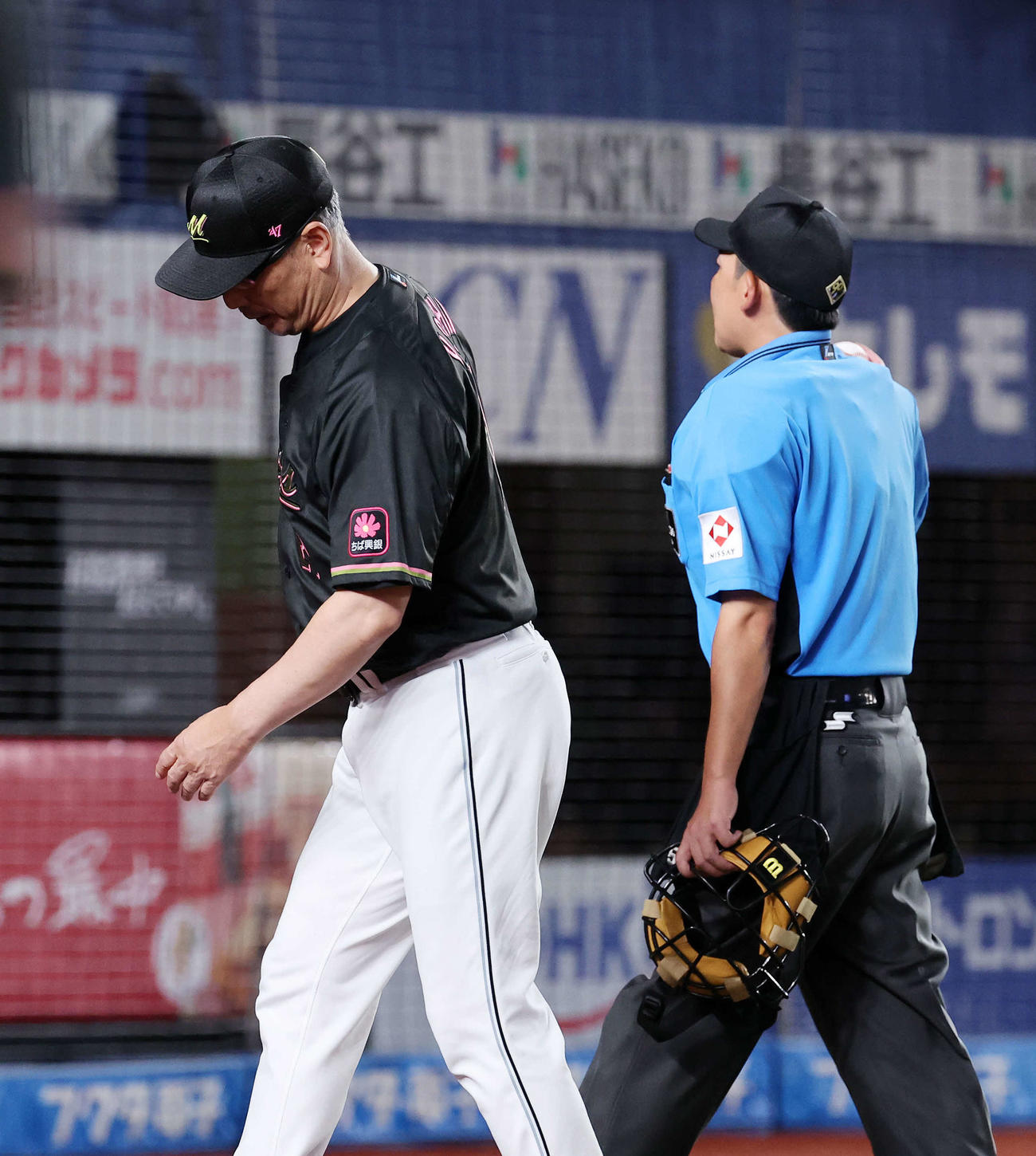 ロッテ対ソフトバンク　9回表、投手交代を告げベンチに引き揚げるロッテ吉井監督（撮影・鈴木正人）