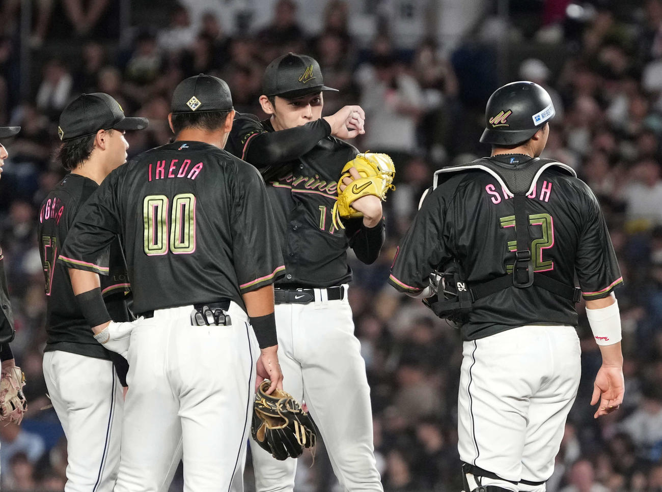ロッテ対ソフトバンク　3回表ソフトバンク2死一、三塁、ナインの激励を受けるロッテ先発の佐々木（撮影・小沢裕）
