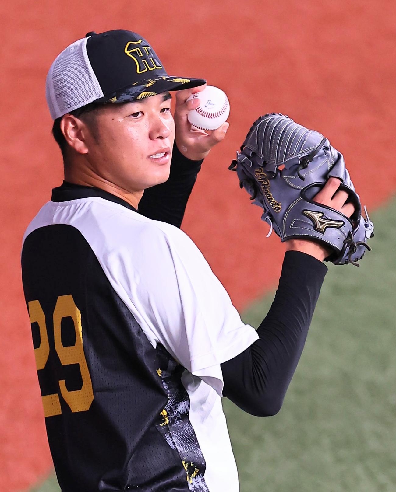 1軍に合流した高橋はキャッチボールをする（撮影・上田博志）