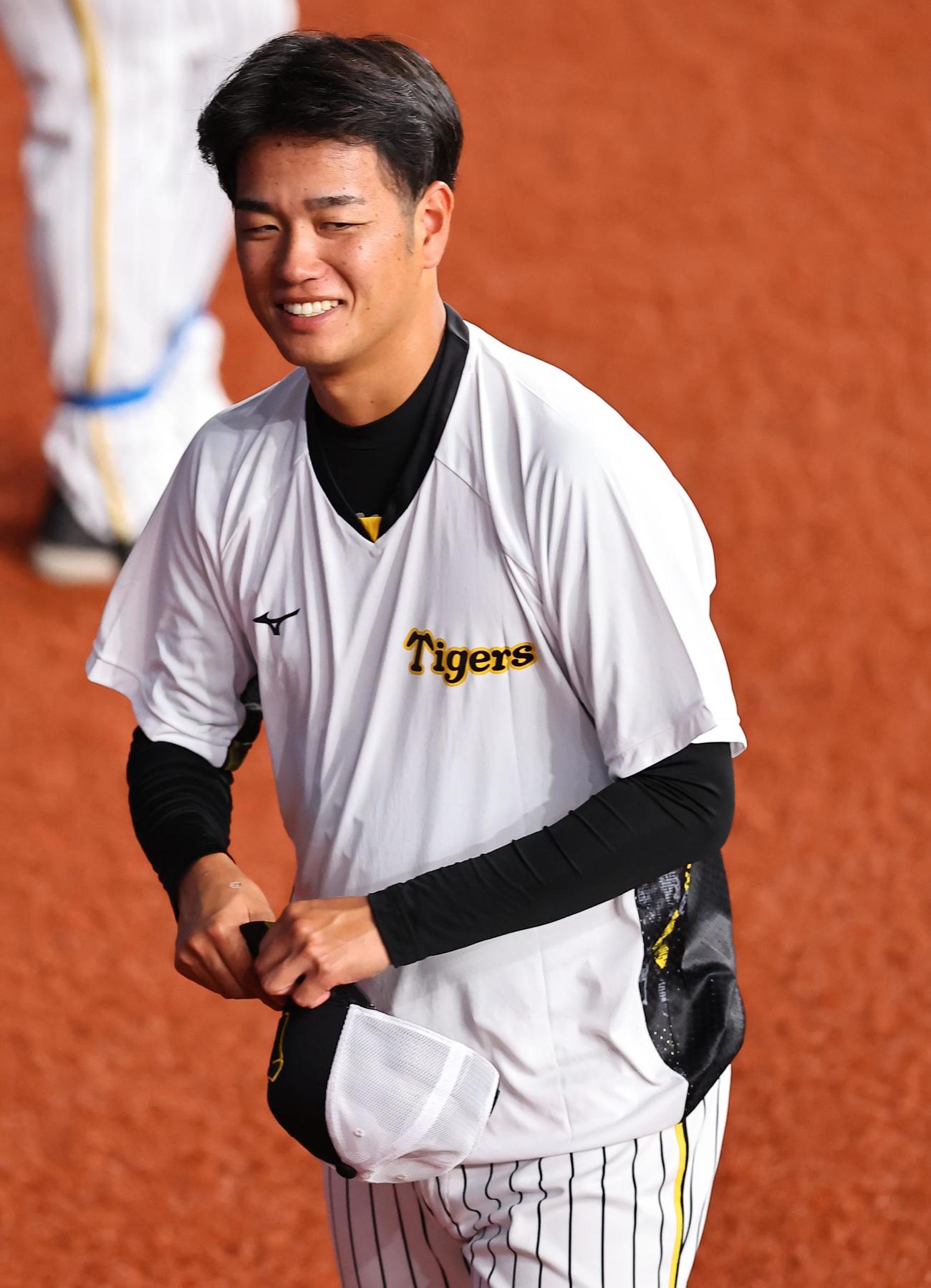 1軍に合流し笑顔を見せる高橋遥人（撮影・上田博志）