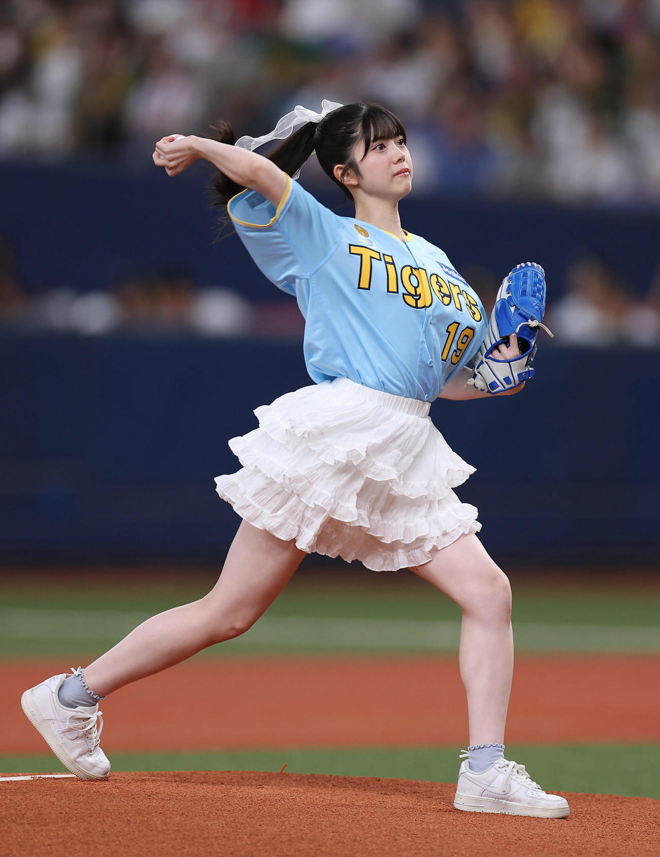 阪神対広島　始球式を務めるNMB48の坂下真心（撮影・前田充）