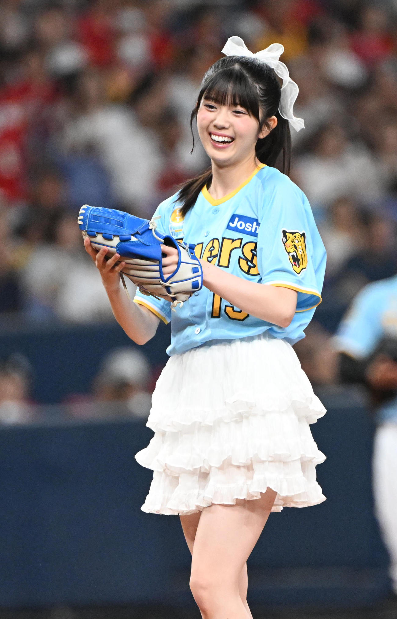 阪神対広島　始球式を務めるNMB48坂下真心（撮影・和賀正仁）