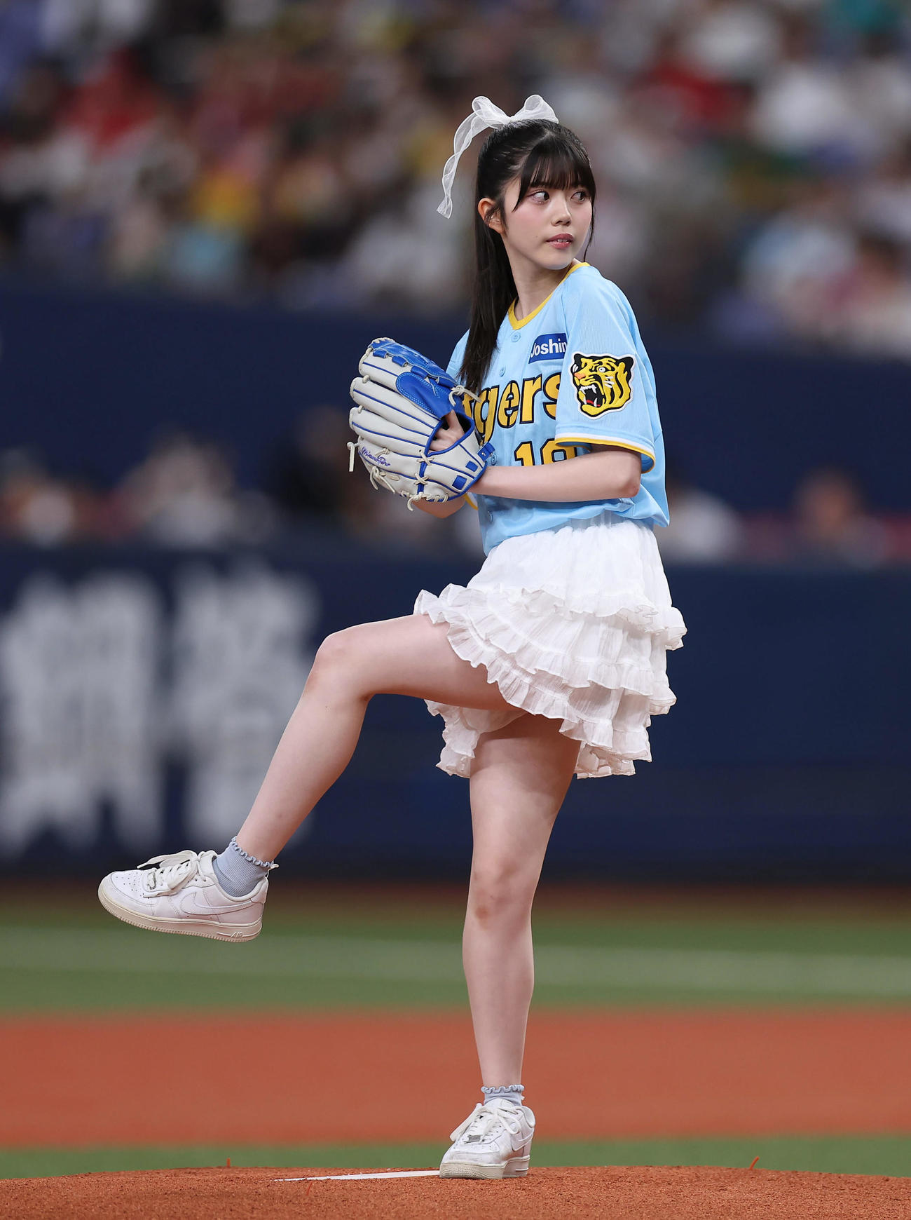 阪神対広島　始球式を務めるNMB48の坂下真心（撮影・前田充）