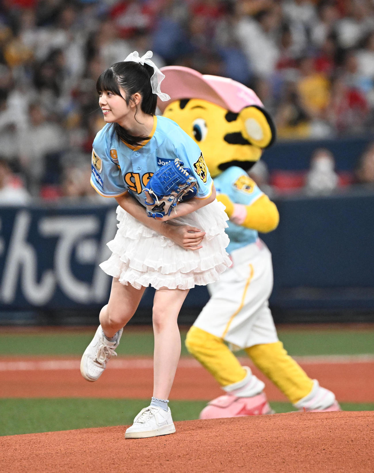 阪神対広島　始球式を務めるNMB48坂下真心（撮影・和賀正仁）