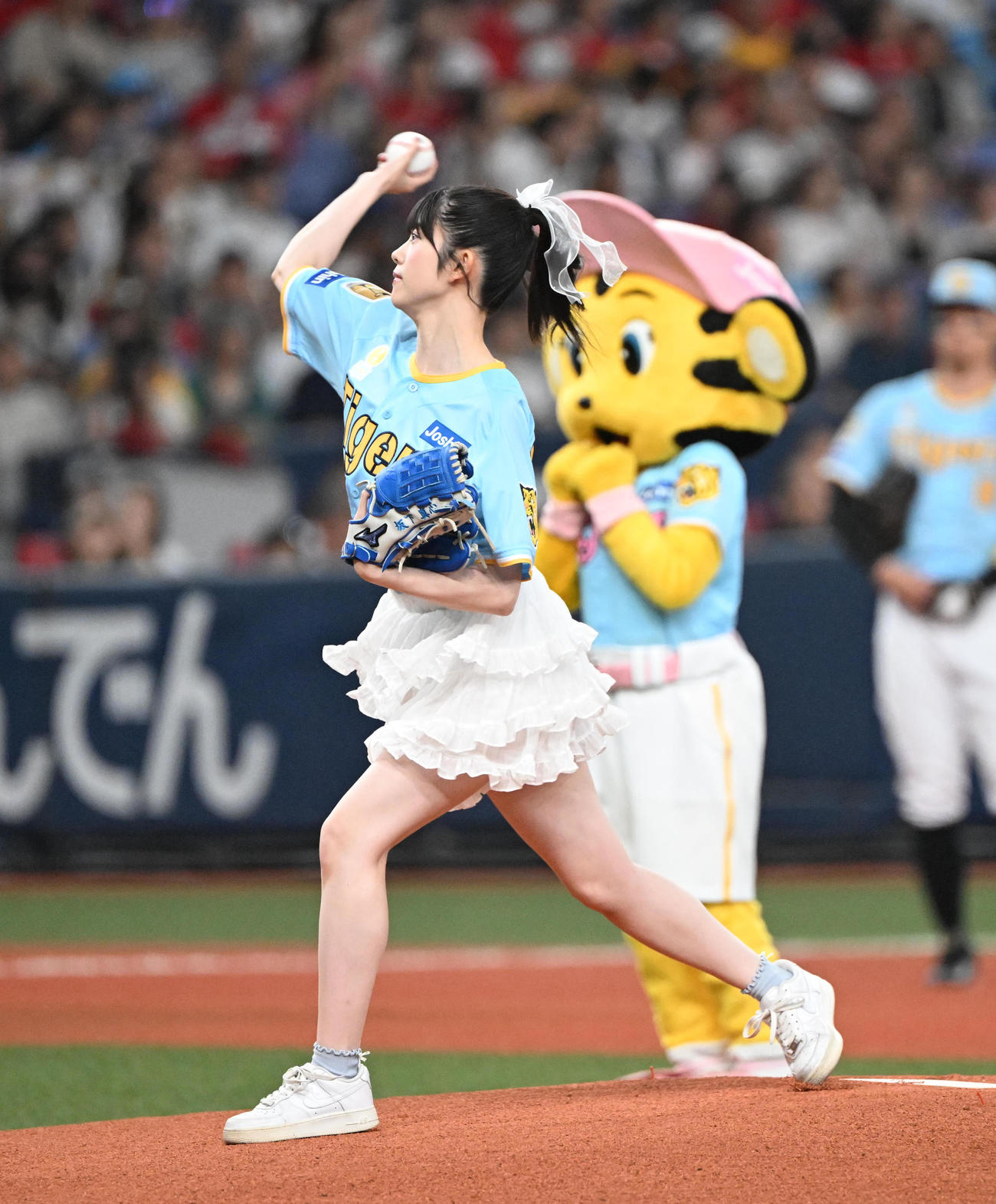 阪神対広島　始球式を務めるNMB48坂下真心（撮影・和賀正仁）