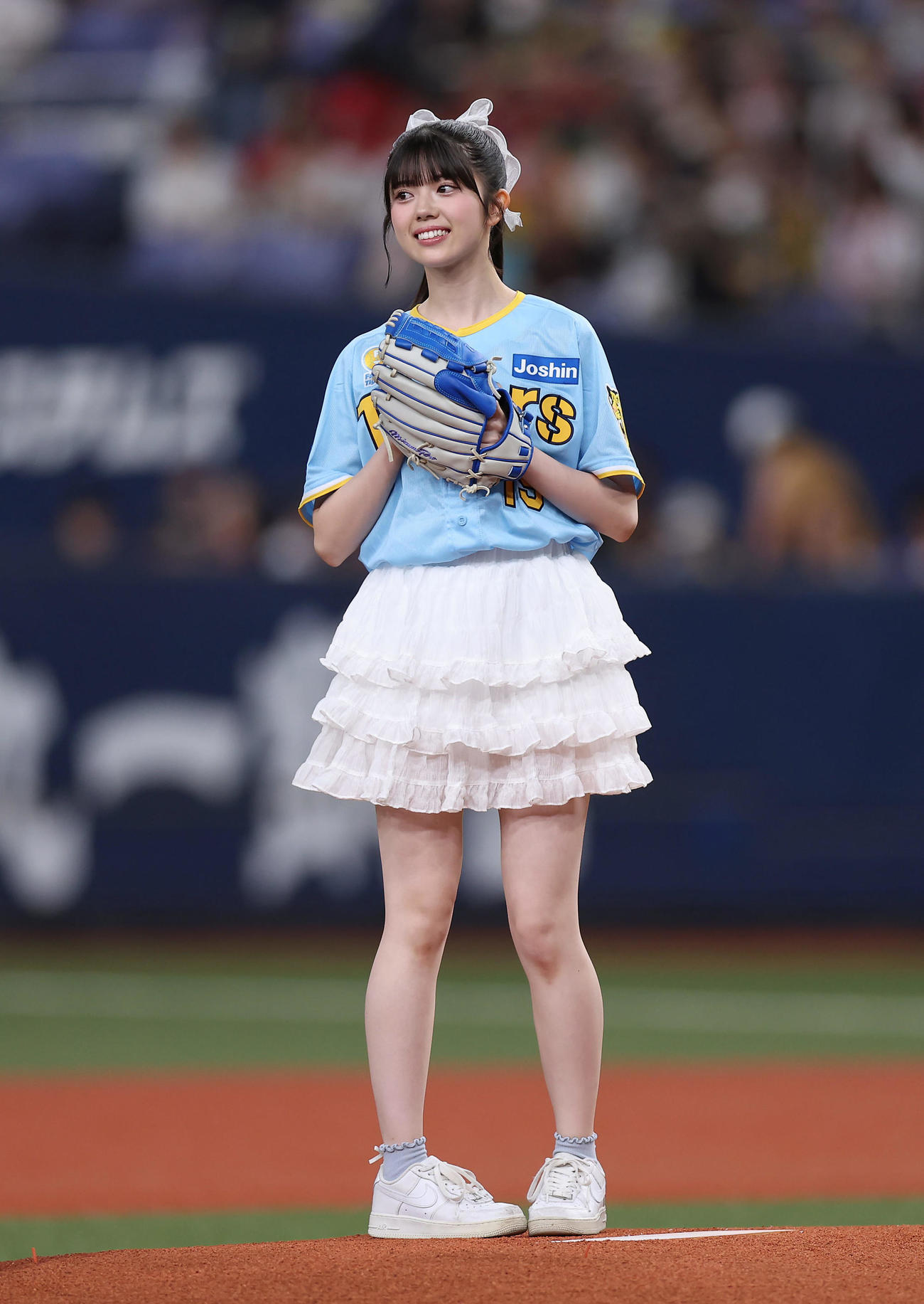 阪神対広島　始球式を務めるNMB48の坂下真心（撮影・前田充）