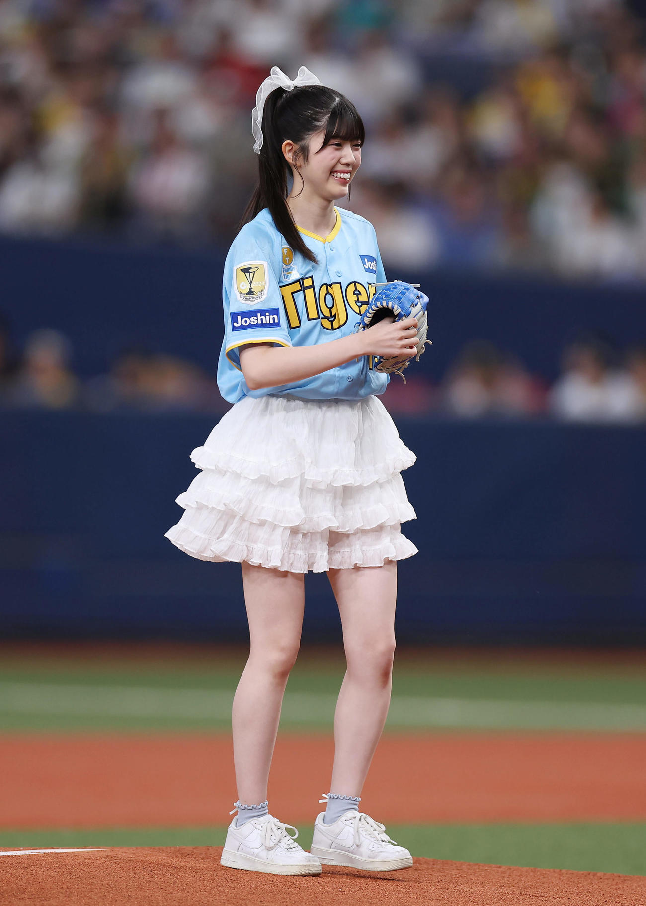 阪神対広島　始球式を務めたNMB48の坂下真心（撮影・前田充）
