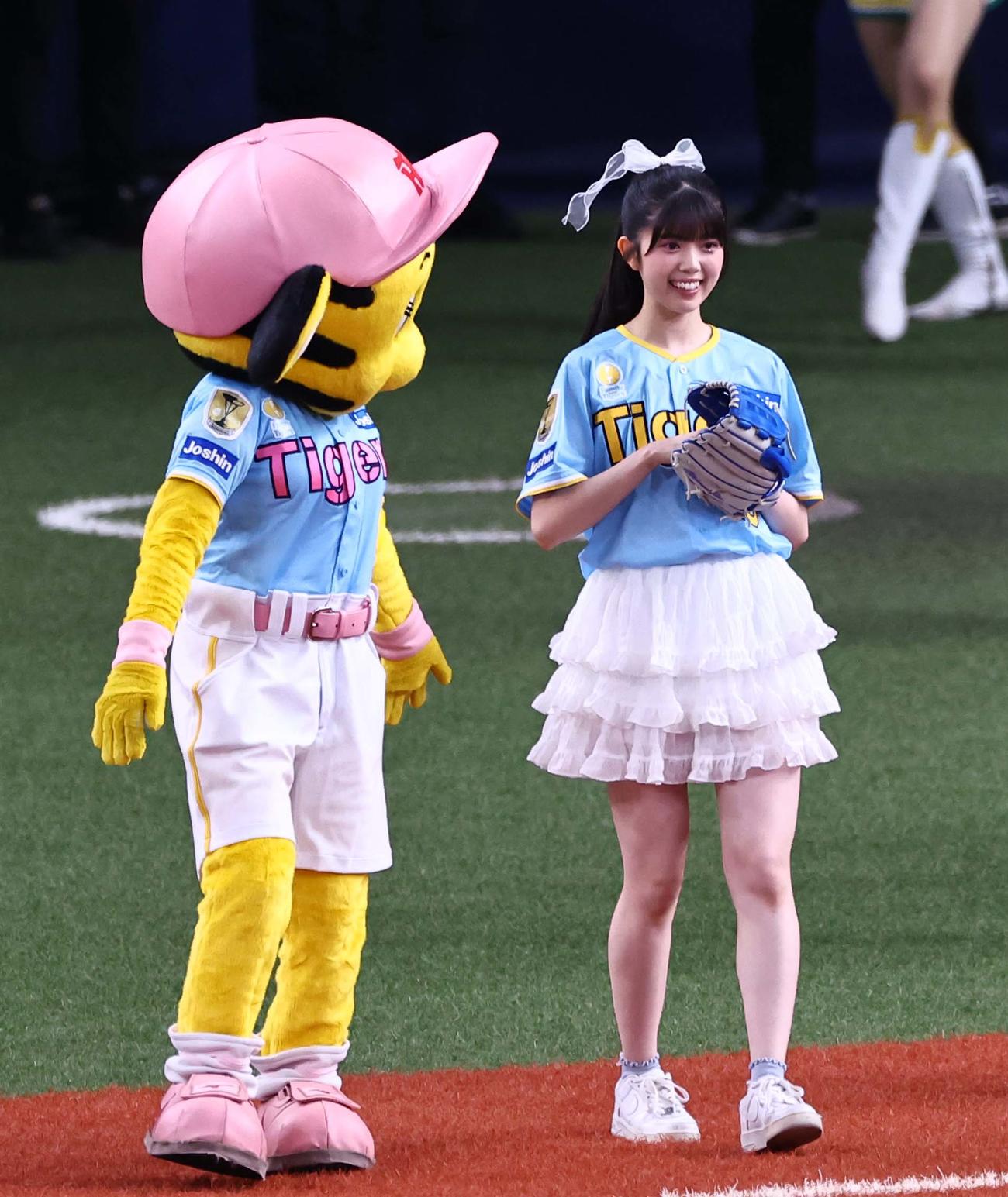 阪神対広島　始球式を務めたNMB48坂下真心（撮影・上田博志）
