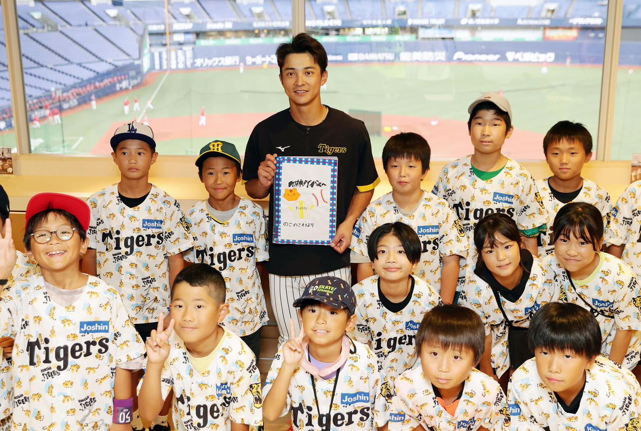 阪神対広島　試合前、子どもたちと交流した阪神熊谷（中央）（撮影・前田充）