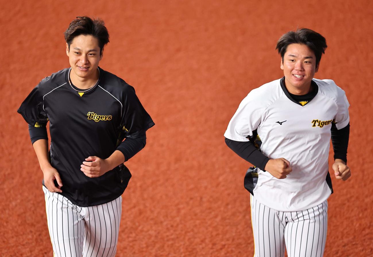 阪神対広島　村上（右）とランニングをする大竹（撮影・上田博志）