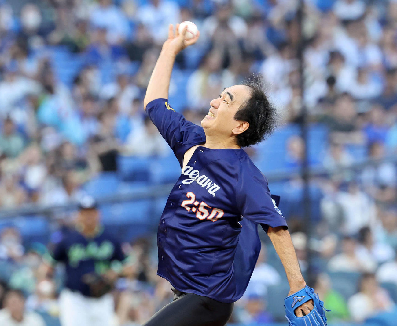 DeNA対ヤクルト　セレモニアルピッチに臨む江頭2：50（撮影・鈴木正人）