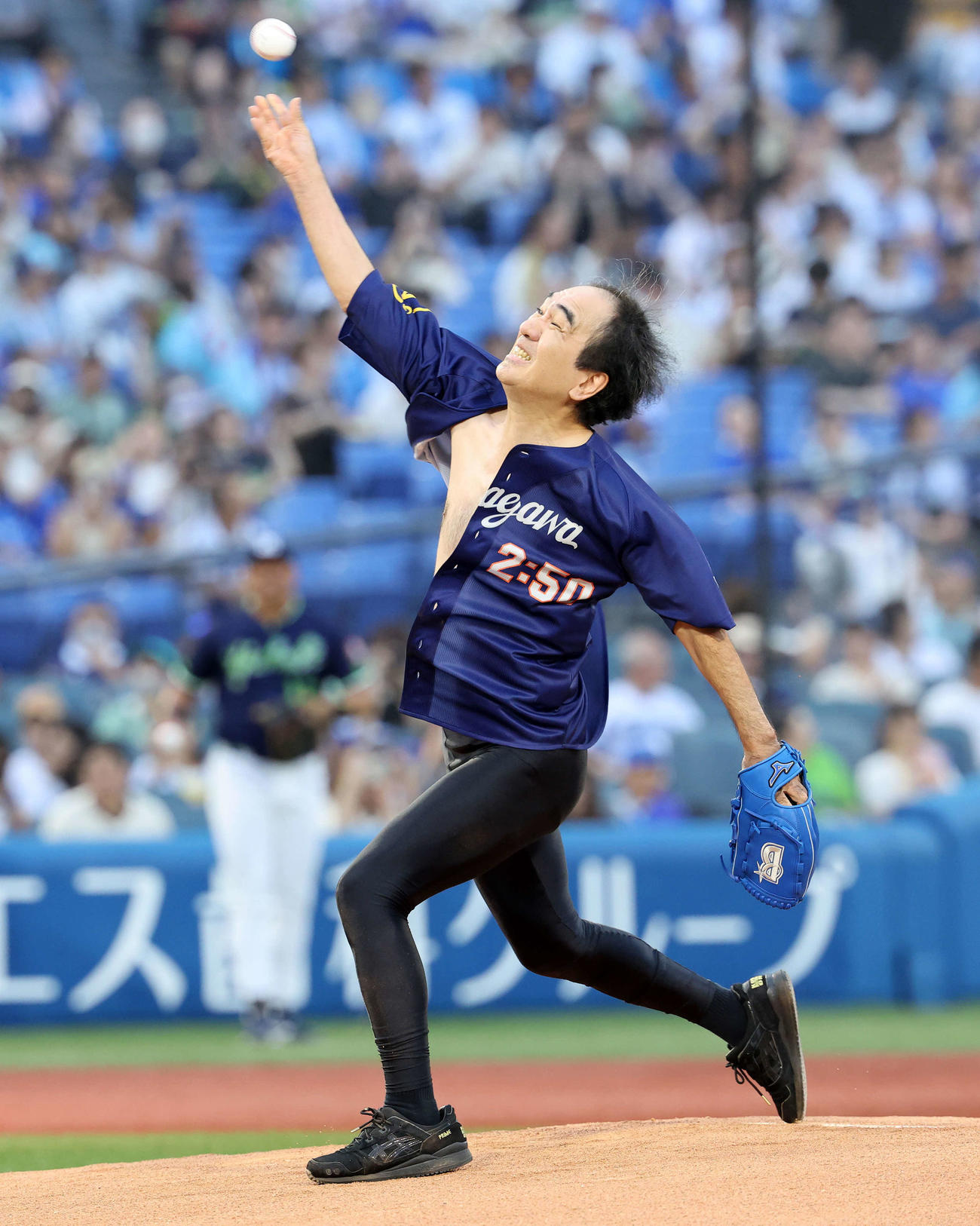 DeNA対ヤクルト　セレモニアルピッチに臨む江頭2：50（撮影・鈴木正人）