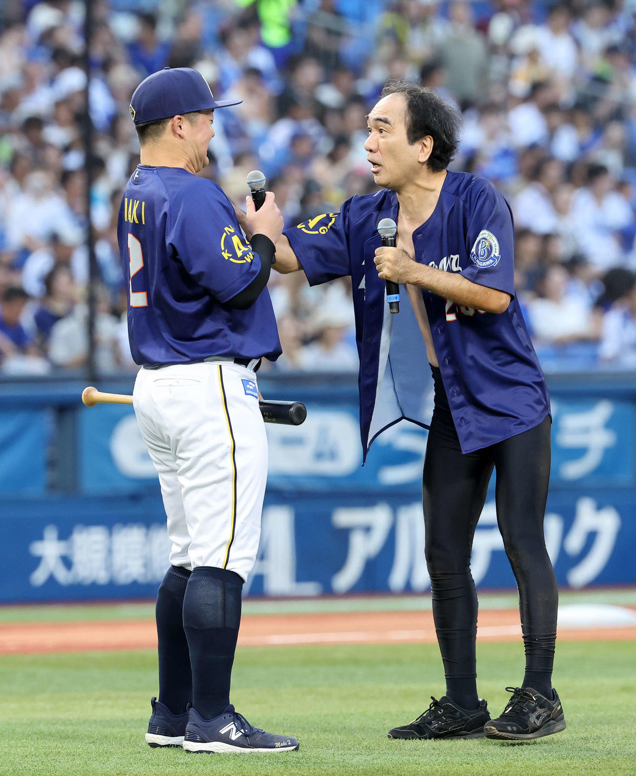 DeNA対ヤクルト　セレモニアルピッチ前、DeNA牧秀悟（左）にからむ江頭2：50（撮影・鈴木正人）
