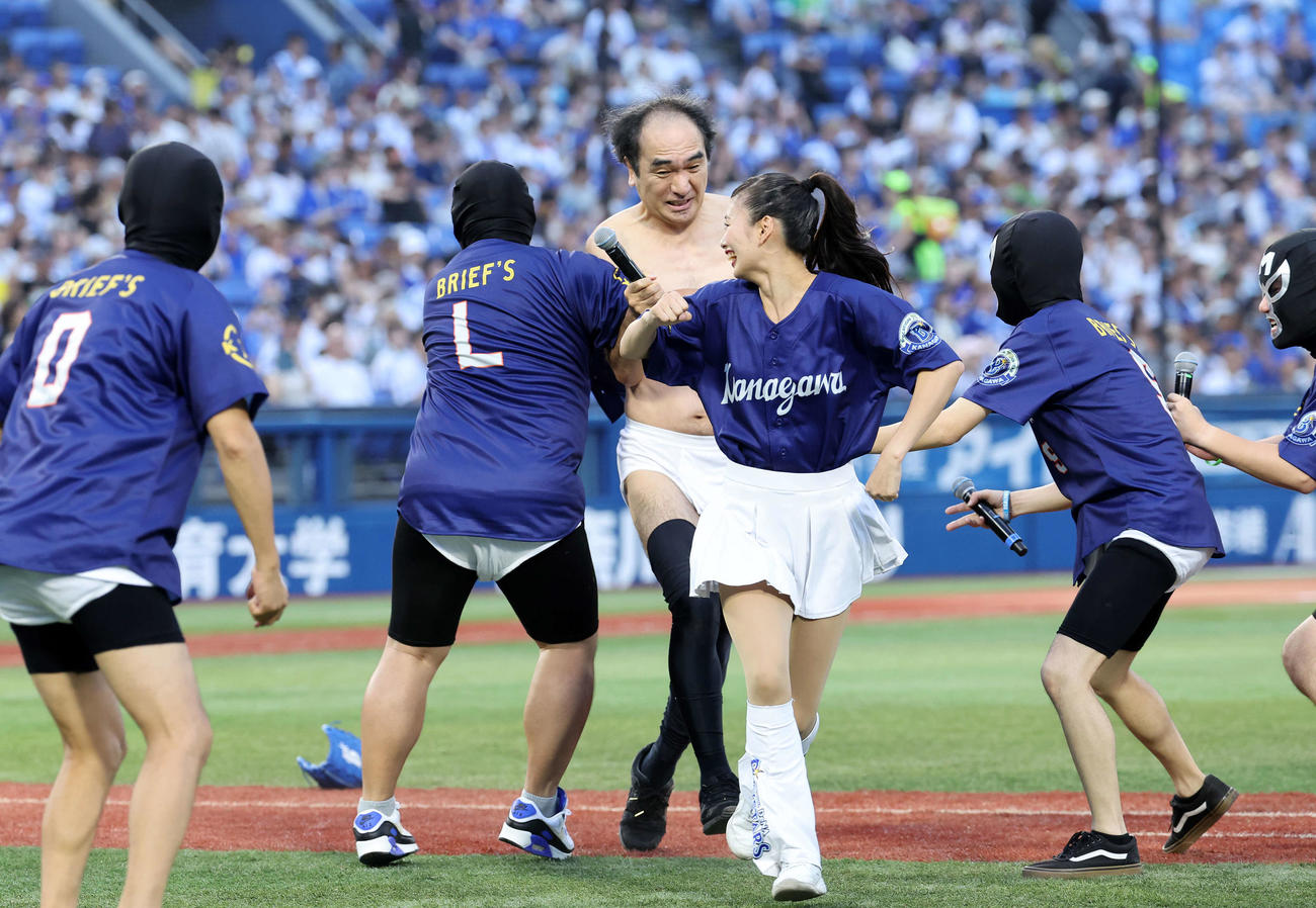 DeNA対ヤクルト　セレモニアルピッチ後、dianaに襲いかかる江頭2：50（撮影・鈴木正人）