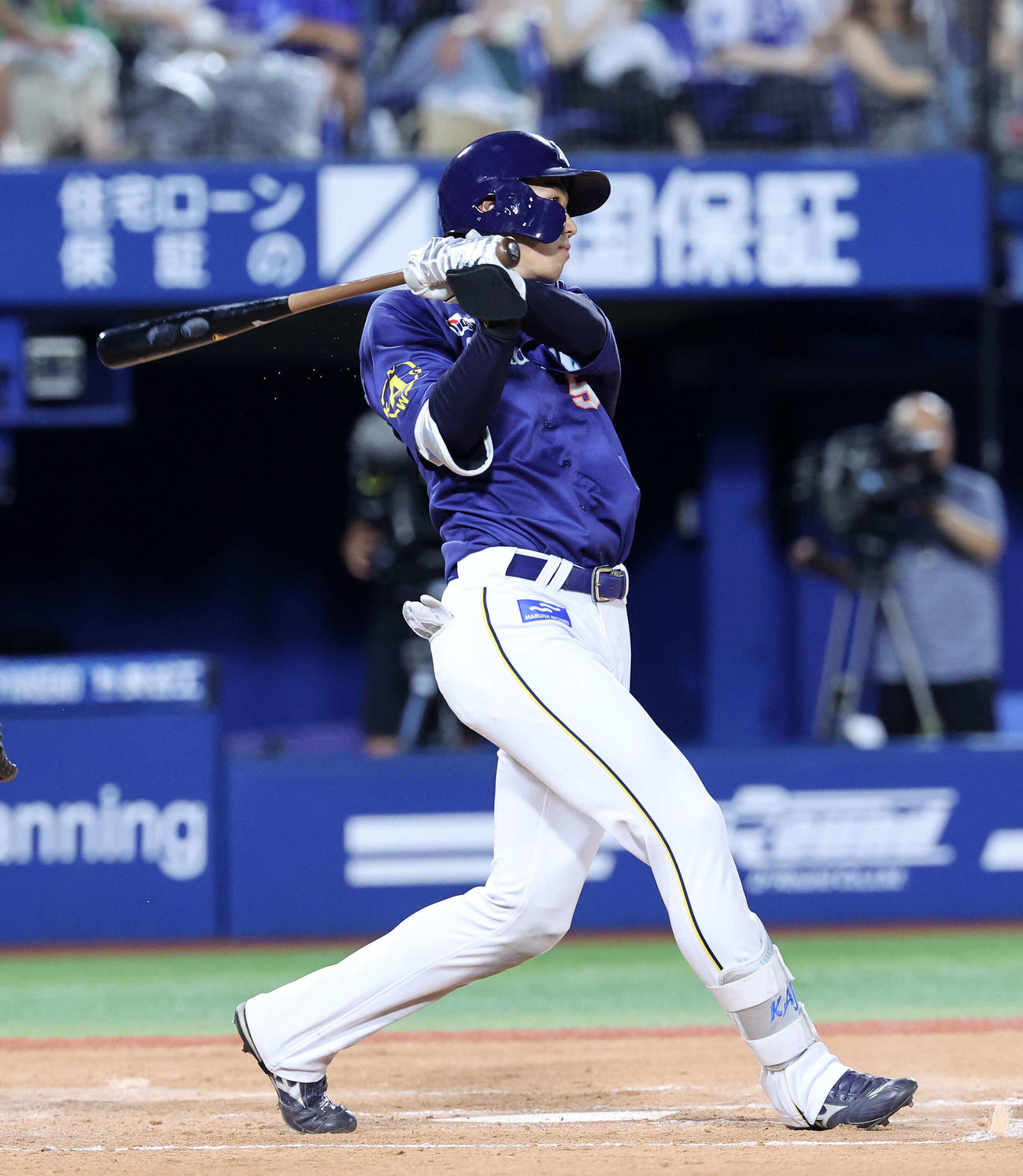 DeNA対ヤクルト　3回裏DeNA無死一塁、梶原は右越え2点本塁打を放つ（撮影・鈴木正人）