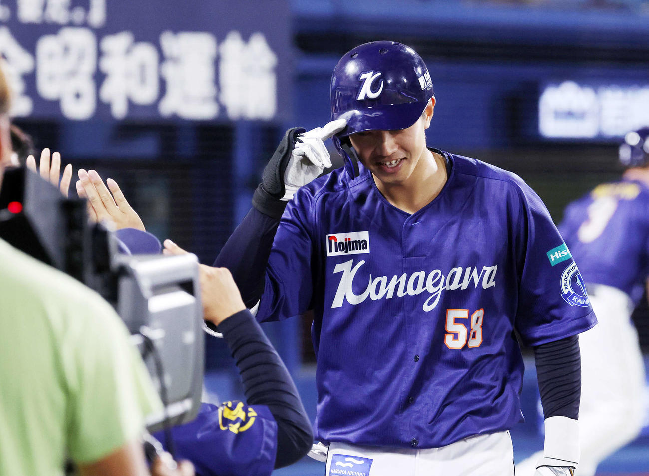 DeNA対ヤクルト　3回裏DeNA無死一塁、梶原は右越え2点本塁打を放ベンチ前でポーズを決める（撮影・鈴木正人）