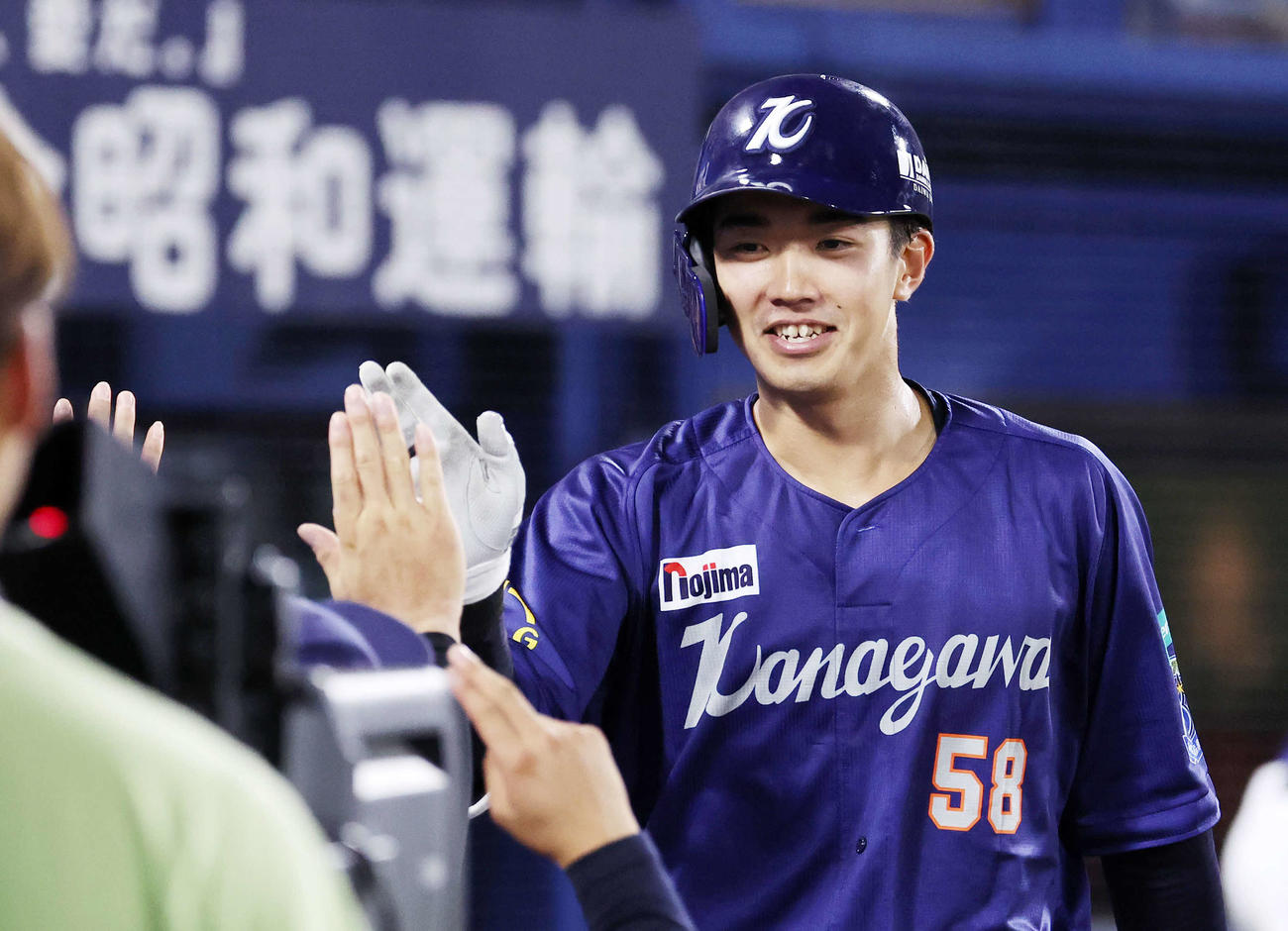 DeNA対ヤクルト　3回裏DeNA無死一塁、梶原は右越え2点本塁打を放ベンチ前で笑顔を見せる（撮影・鈴木正人）