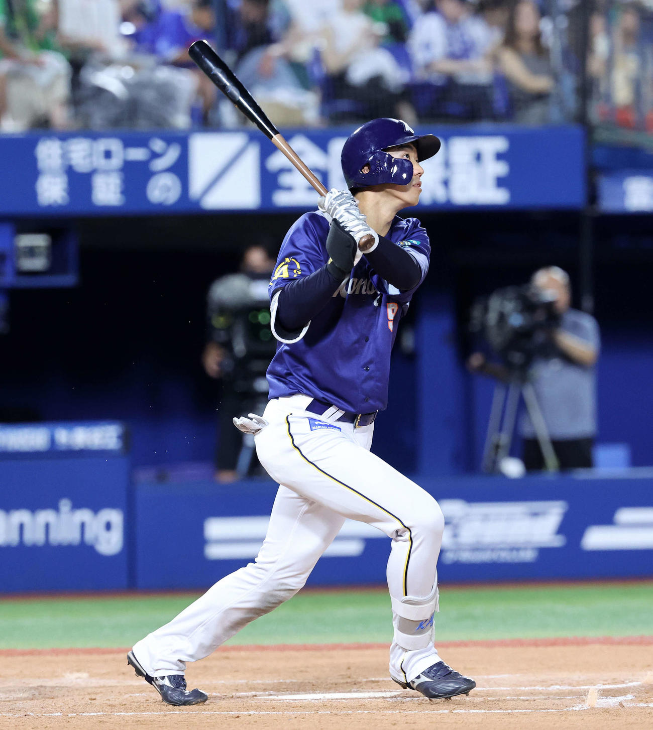 DeNA対ヤクルト　3回裏DeNA無死一塁、梶原は右越え2点本塁打を放つ（撮影・鈴木正人）