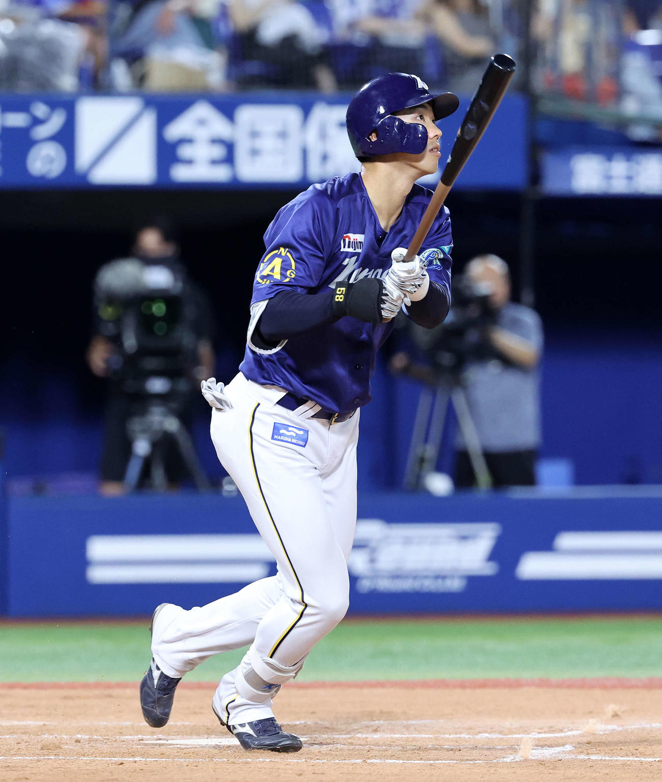 DeNA対ヤクルト　3回裏DeNA無死一塁、梶原は右越え2点本塁打を放つ（撮影・鈴木正人）