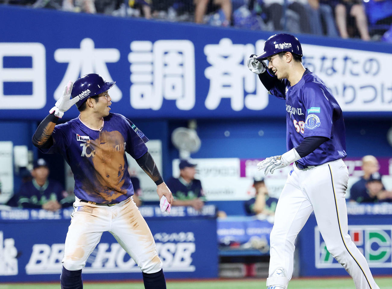 DeNA対ヤクルト　3回裏DeNA無死一塁、梶原（右）は右越え2点本塁打を放ち桑原と喜ぶ（撮影・鈴木正人）