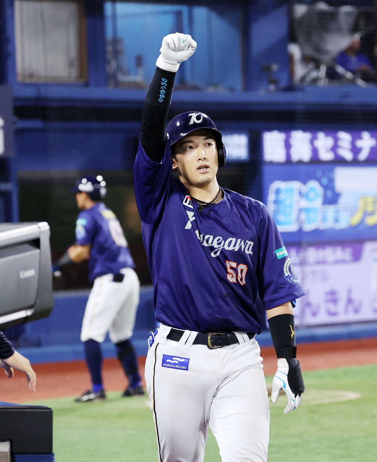 DeNA対ヤクルト　6回裏DeNA1死、山本は左越えソロ本塁打を放ちガッツポーズ（撮影・鈴木正人）