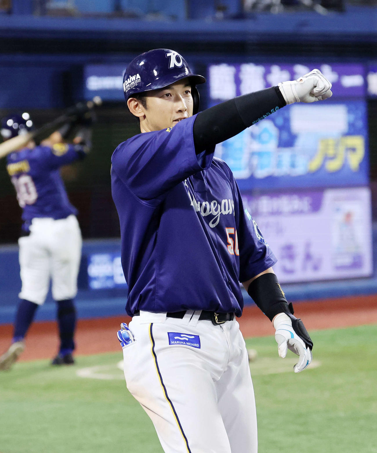 DeNA対ヤクルト　6回裏DeNA1死、山本は左越えソロ本塁打を放ちデスターシャ（撮影・鈴木正人）