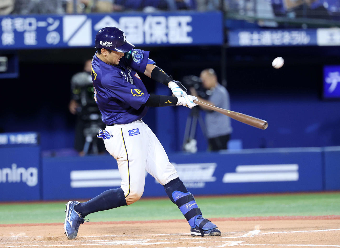 DeNA対ヤクルト　6回裏DeNA1死、山本は左越えソロ本塁打を放つ（撮影・鈴木正人）