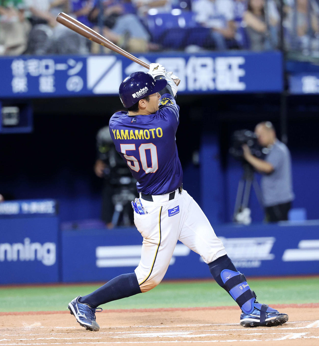 DeNA対ヤクルト　6回裏DeNA1死、山本は左越えソロ本塁打を放つ（撮影・鈴木正人）