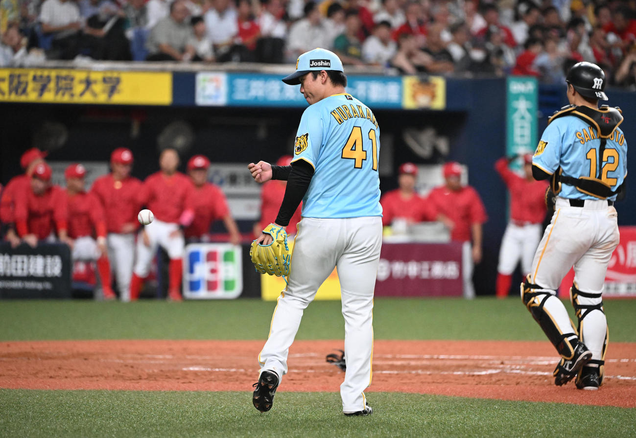 阪神対広島　4回表広島2死二塁、秋山に左前適時打を浴びた村上（撮影・和賀正仁）
