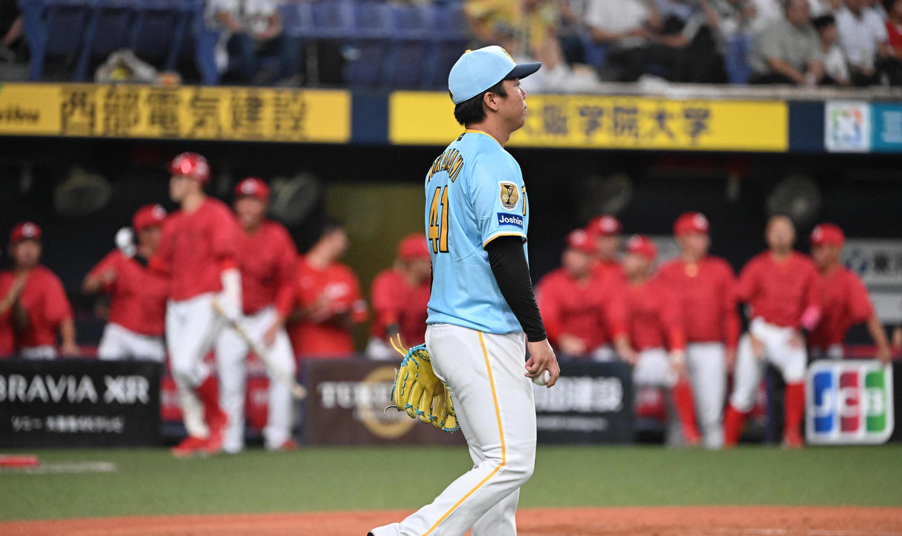 阪神対広島　4回表広島2死二塁、秋山に左前適時打を浴びた村上（撮影・和賀正仁）