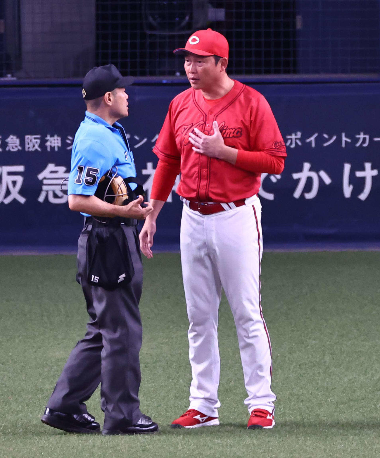 阪神対広島　8回表広島無死一、二塁、堂林の守備妨害アウトの説明を聞く新井監督（撮影・上田博志）