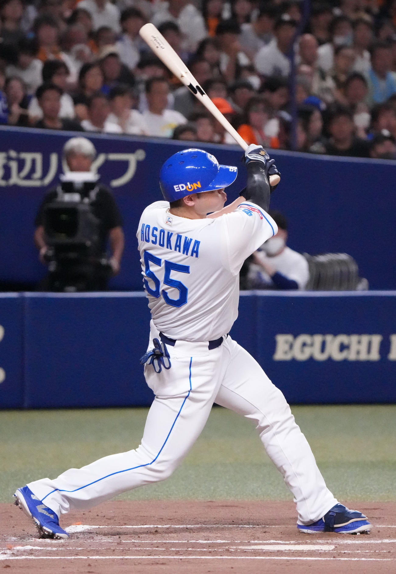 中日対巨人　1回裏中日1死一、二塁、左越え3点本塁打を放つ細川（撮影・森本幸一）