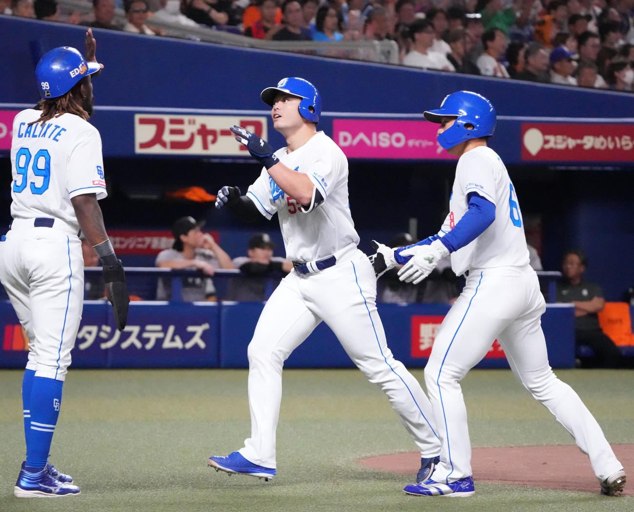 中日対巨人　1回裏中日1死一、二塁、左越え3点本塁打を放った細川（中央）（撮影・森本幸一）