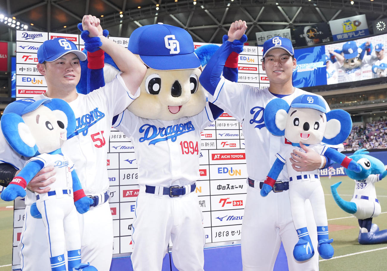 中日対巨人　ヒーローインタビューを終えドアラとポーズを決める（左から）細川と石川昂（撮影・森本幸一）
