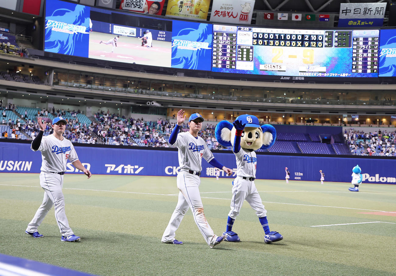 中日対巨人　巨人に快勝し、ドアラと一緒にスタンドにあいさつする細川（左）と石川昂（撮影・足立雅史）