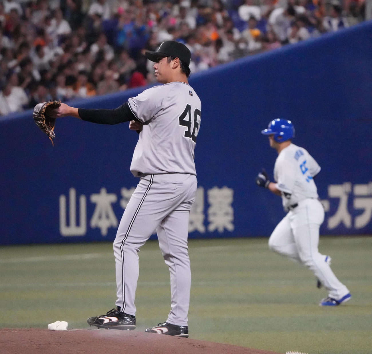 中日対巨人1回裏中日1死一、二塁、細川に左越え3点本塁打を打たれた又木（左）　（撮影・森本幸一）