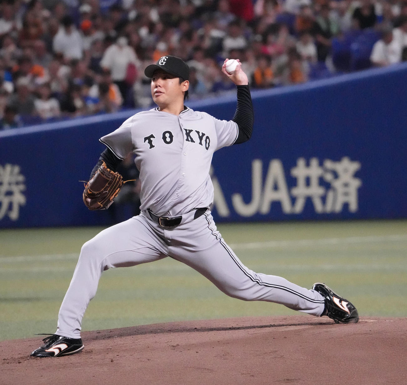 中日対巨人　1回裏、登板する巨人先発の又木（撮影・森本幸一）