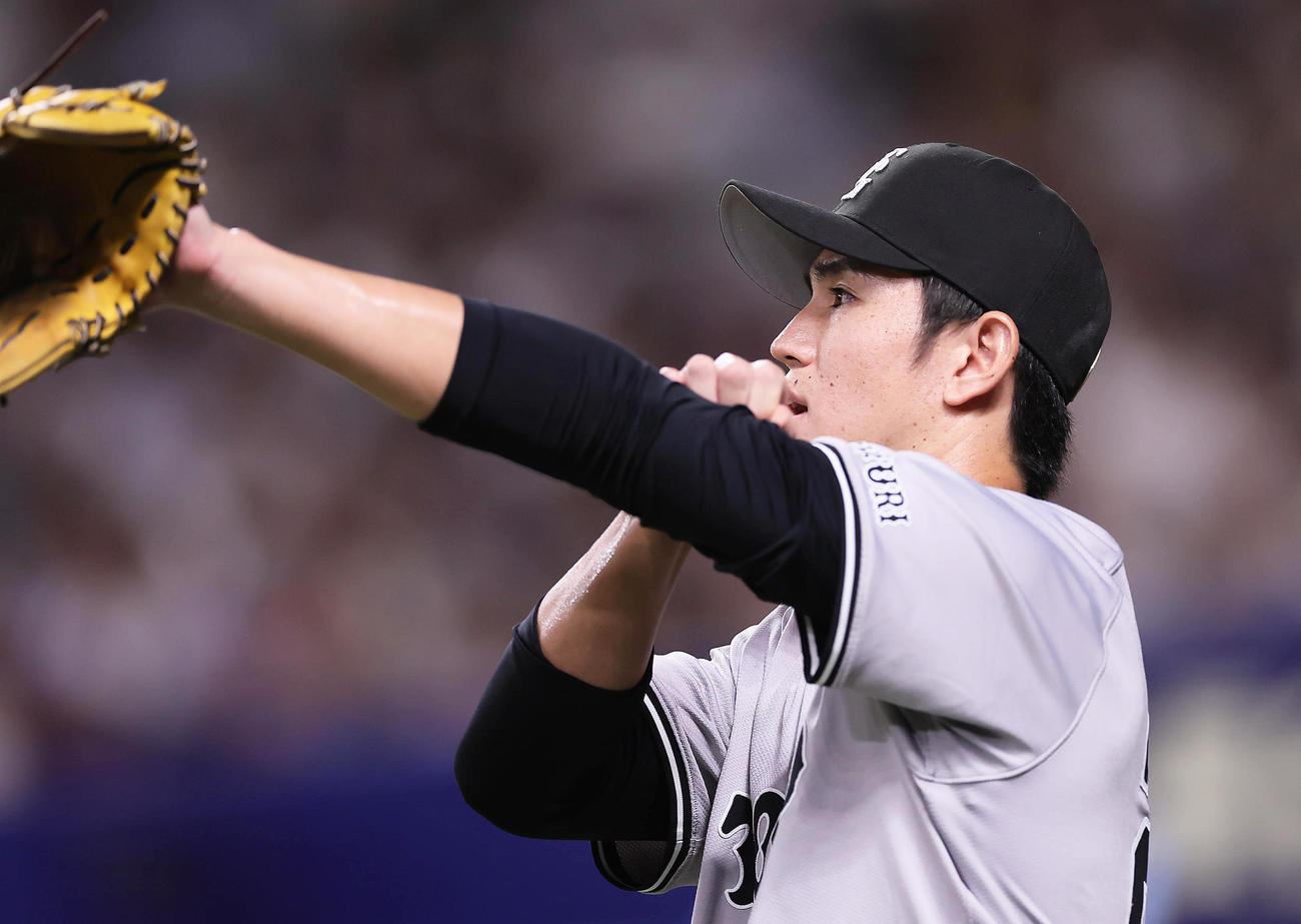 中日対巨人　2回、失点し厳しい表情を見せる巨人高橋礼（撮影・足立雅史）