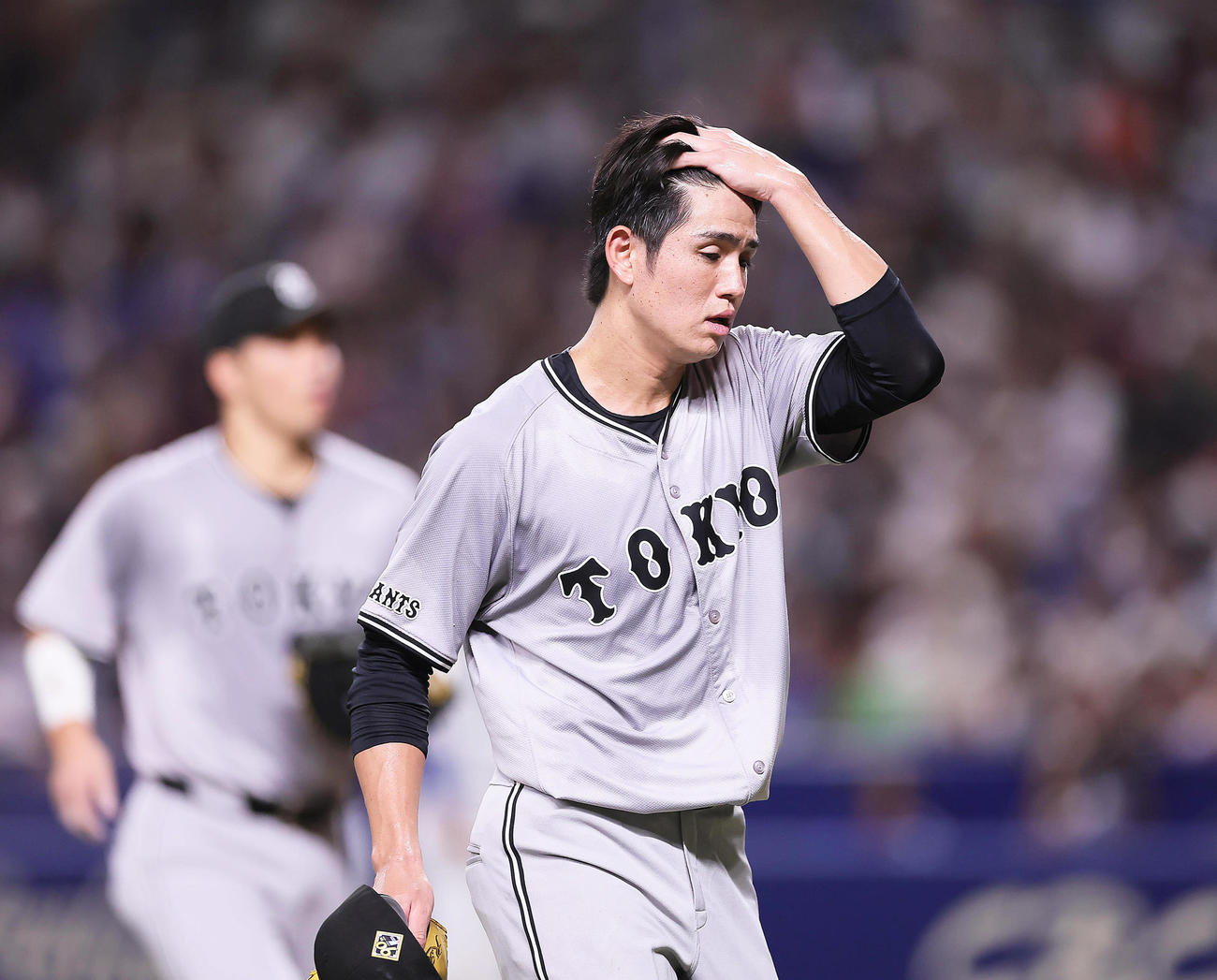 中日対巨人　巨人2番手の高橋礼は4点を失い浮かない顔を見せる（撮影・足立雅史）