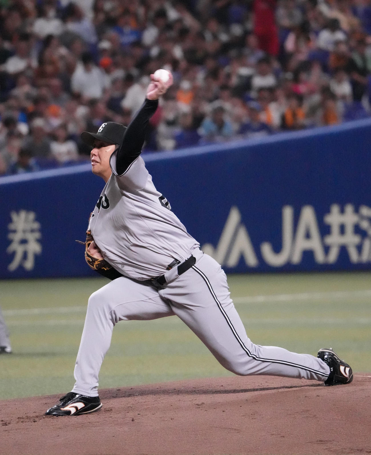 中日対巨人　1回裏、登板する巨人先発の又木（撮影・森本幸一）
