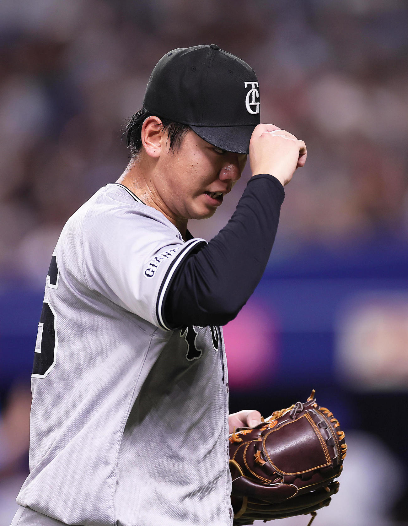 中日対巨人　1回5失点でベンチに戻る巨人先発又木（撮影・足立雅史）