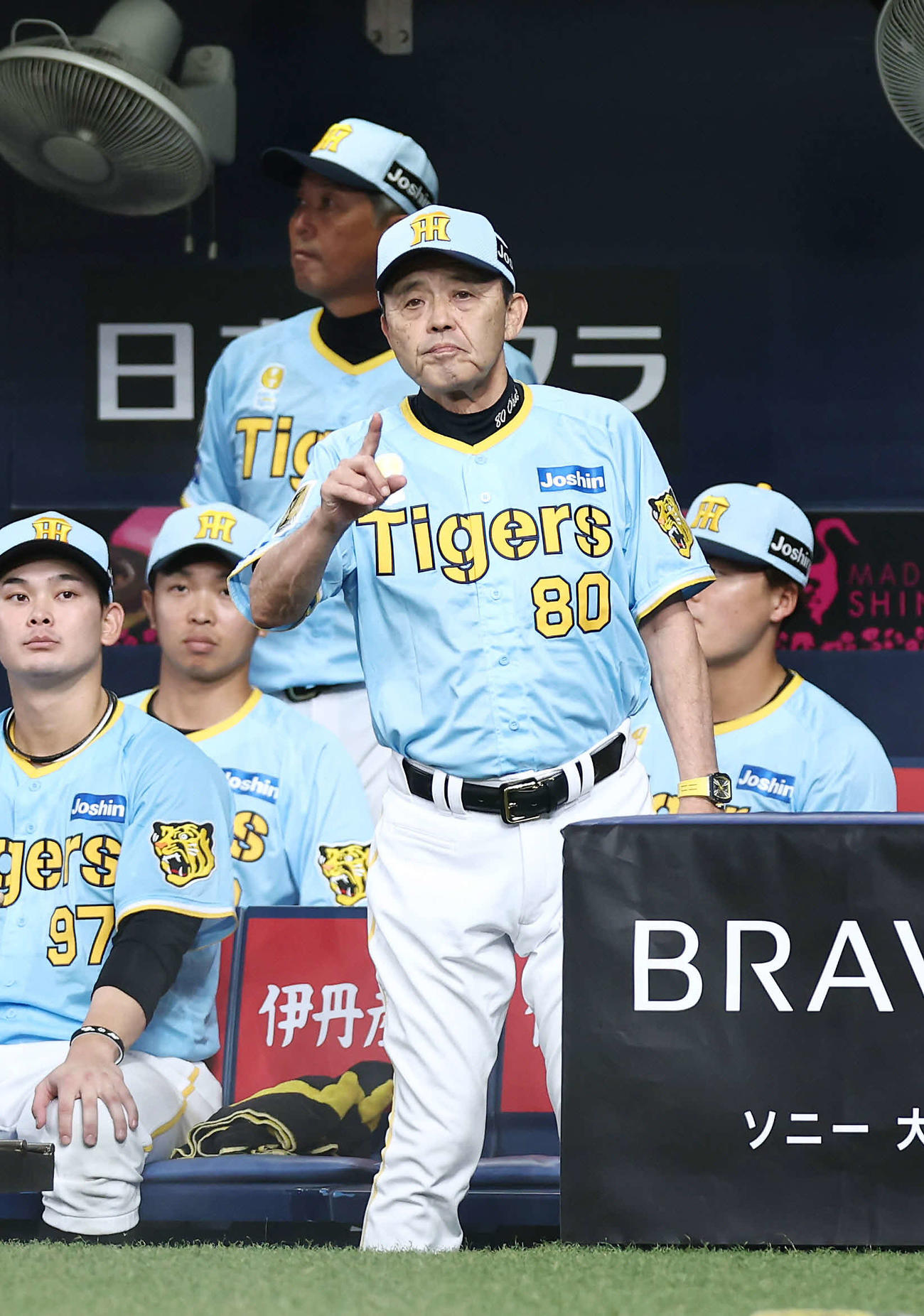 阪神対広島　5回裏1死一塁、村上に代打を告げる岡田監督（撮影・前田充）